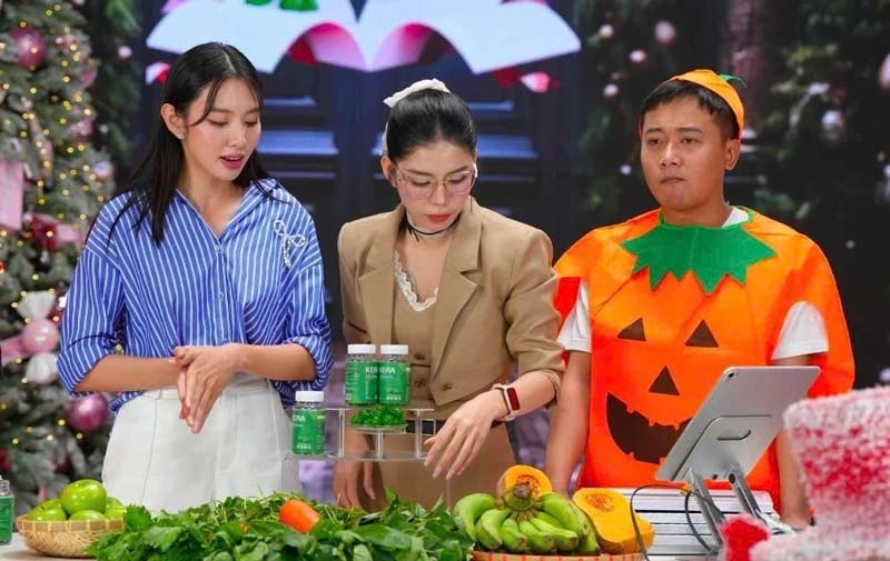 Thùy Tiên trong một phiên livestream kẹo rau củ Kera
